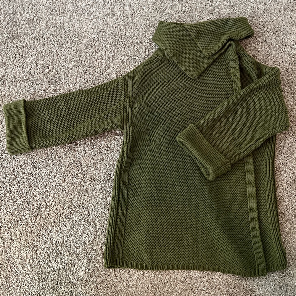 Women’s Old Navy Sweater. Medium.